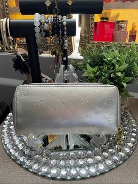 ✨🩶Silver Embossed Pattern Zip Wallet 🩶✨Preloved